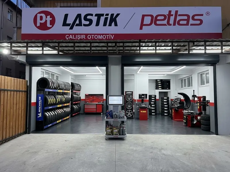 Petlas bayisi dükkân cephesi ve lastik rafları