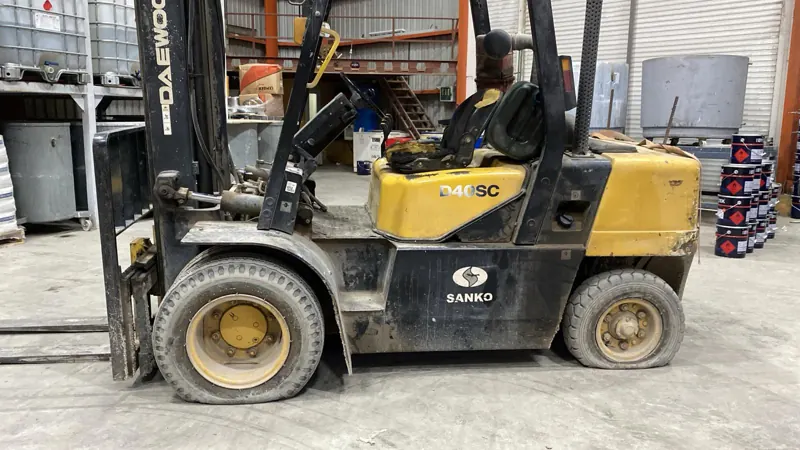 Fabrika sahasında forklift