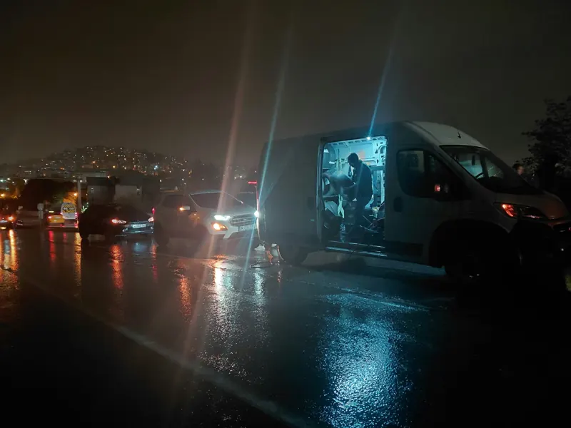 Gece otoyol kenarında ışıkları açık servis aracı