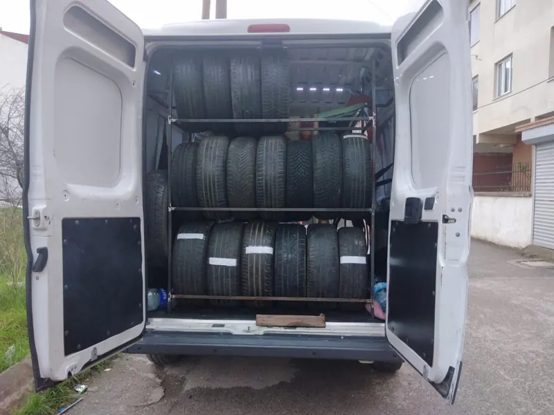 Lastik dolu mobil servis aracının arka kapıları açık
