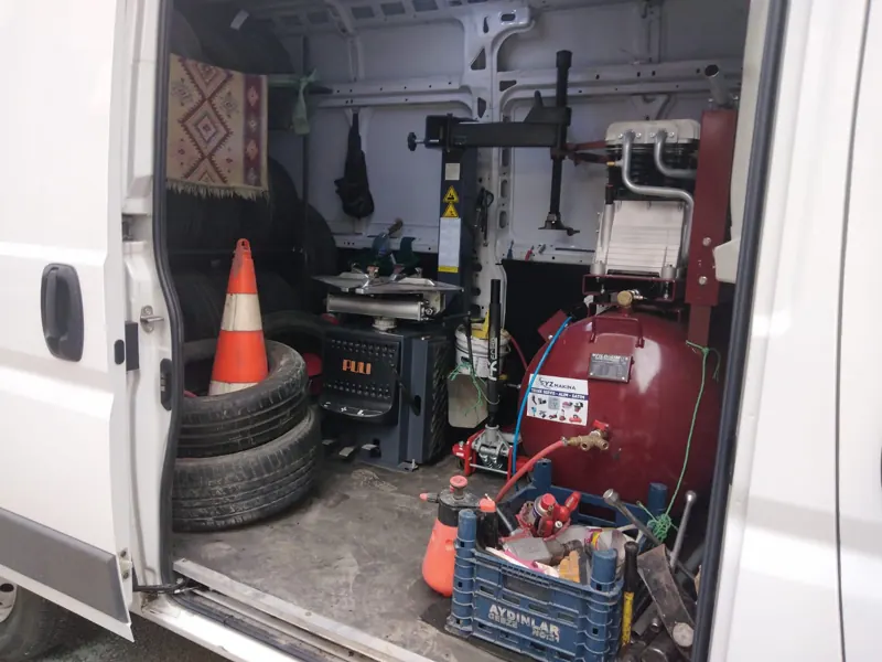 Servis aracındaki lastik sökme-takma makinesi